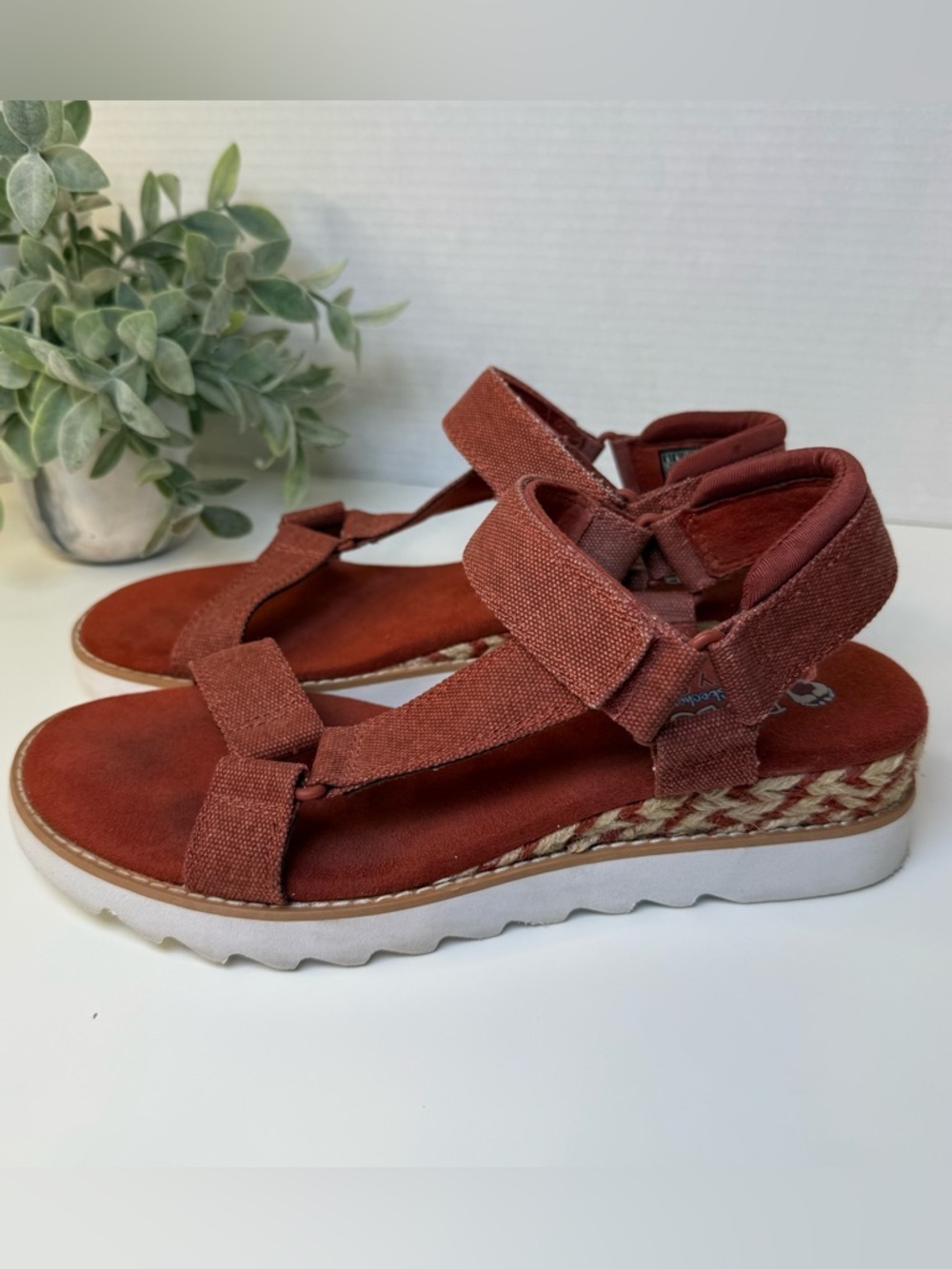 Skechers BOBS Desert Kiss Women's Wedge Sandals in Brick Red Size 9 Adjustable